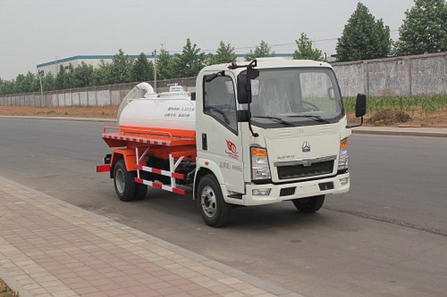 Beseitigungs-Abwasser-Saug-LKW-Geschäftemacher 8000L HOWO 6 für Bau